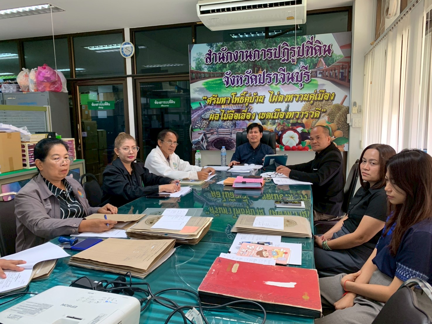 title - วันศุกร์ที่ 13 มีนาคม 2569 เวลา 10.00 น. นายวิทูล ประดิษฐบุญ ปฏิรูปที่ดินจังหวัดปราจีนบุรี  พร้อมด้วยผู้อำนวยการกลุ่มงานช่างและแผนที่ ผู้อำนวยการกลุ่มกฎหมาย ผู้อำนวยการกลุ่มการเงินบัญชีและจัดเก็บผลประโยชน์ ผู้อำนวยการกลุ่มยุทธศาสตร์และการปฏิรูปที่ดิน และเจ้าหน้าที่ ส.ป.ก.ปราจีนบุรี  ที่เกี่ยวข้อง จัดการประชุมคณะทำงานตรวจสอบคุณสมบัติผู้ยื่นคำขอเข้าทำประโยชน์ในเขตปฏิรูปที่ดินจังหวัดปราจีนบุรี ครั้งที่ 6/2569